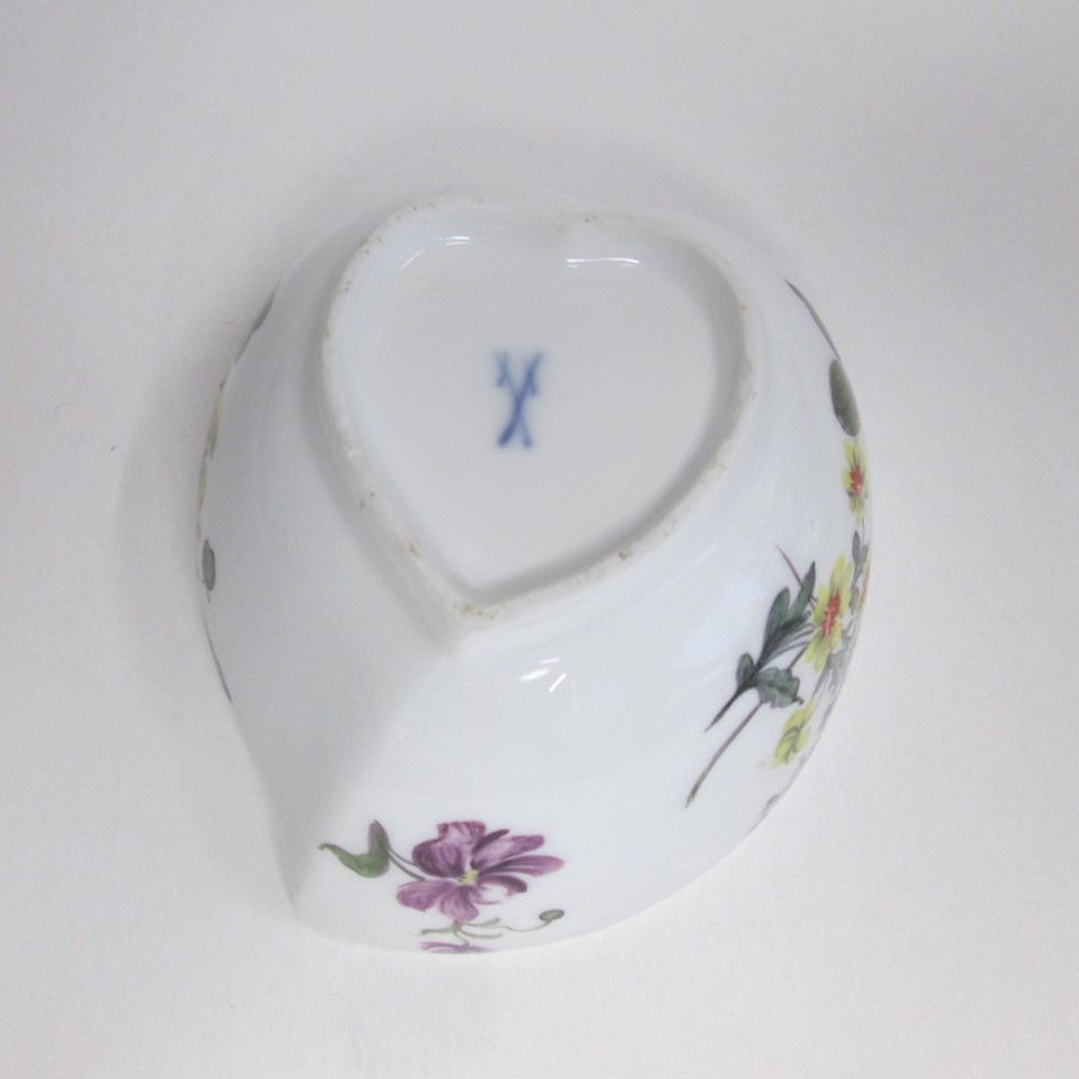 A Meissen porcelain leaf shaped trinket box with cover.  Date;19th century Size; height 9.5cm - Image 4 of 5