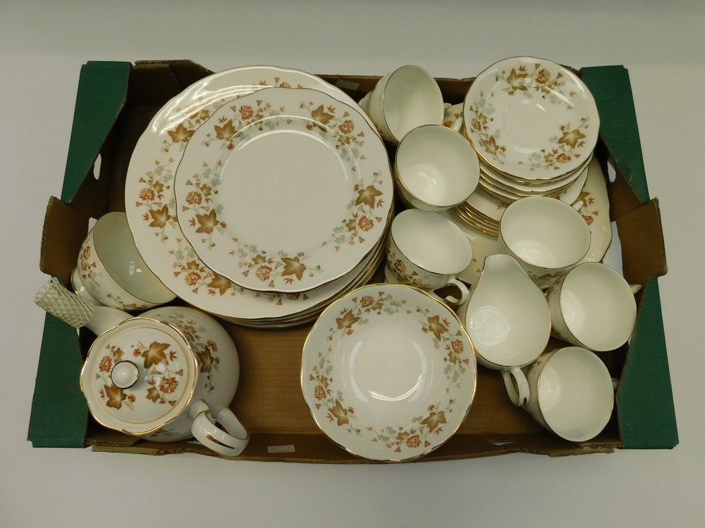 A Colclough pottery tea set consisting of tea pot, 6x cups and saucers, milk jug, sugar bowl, bowls, - Image 2 of 2