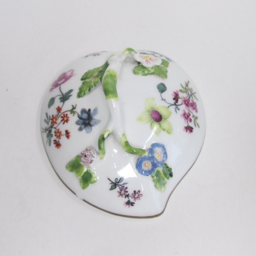 A Meissen porcelain leaf shaped trinket box with cover.  Date;19th century Size; height 9.5cm - Image 5 of 5