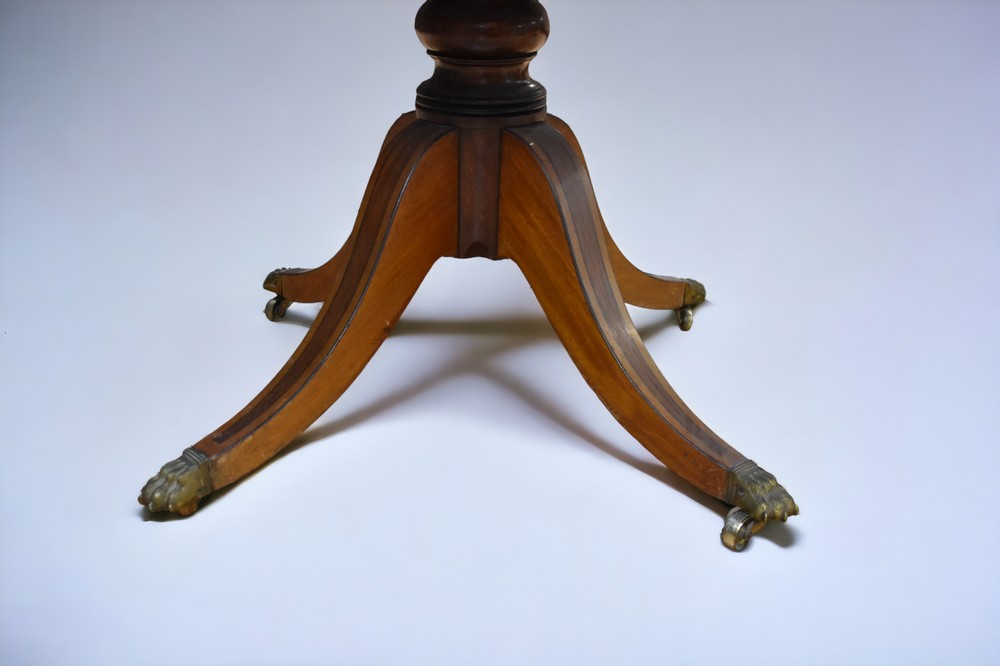 A Regency tilt top table in mahogany - Bild 5 aus 10