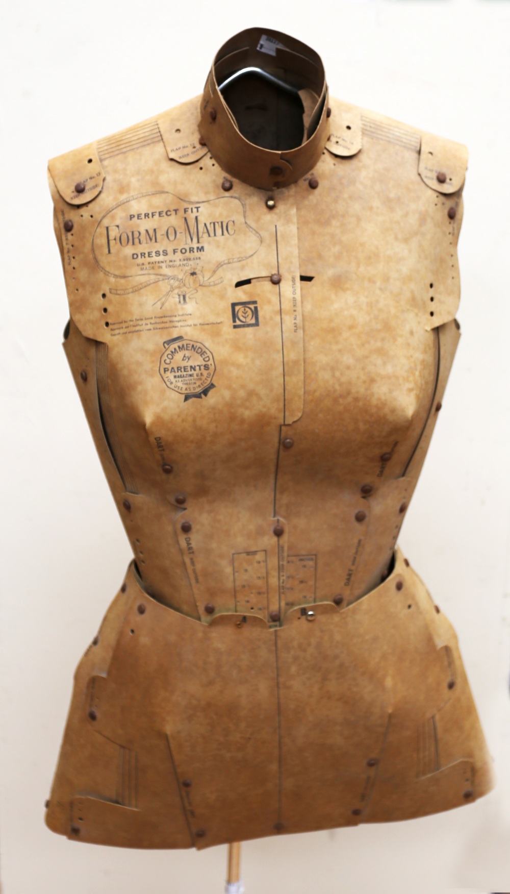 A vintage heavy duty cardboard tailors dummy with measurements printed onto the form, made by - Bild 2 aus 4