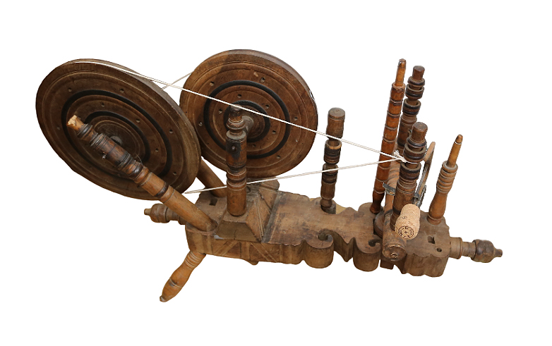 Two antique spinning wheels, a table-top example and a free-standing example. The table-top spinning - Bild 5 aus 5