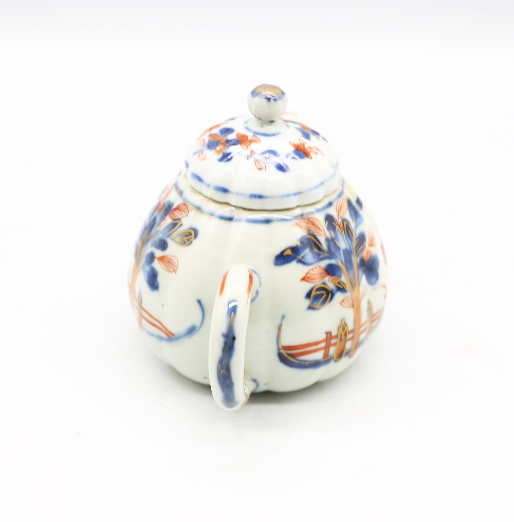 A Chinese Imari ribbed teapot, Kangxi period (1662-1722), the body decorated with two figures on a - Image 4 of 7