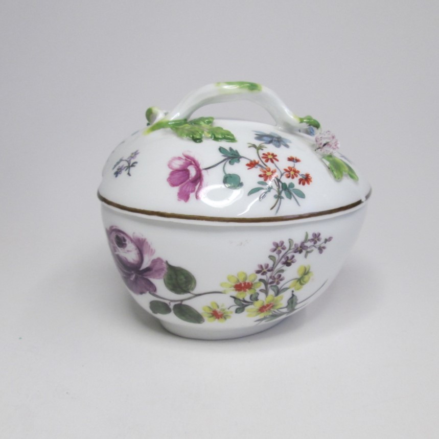 A Meissen porcelain leaf shaped trinket box with cover.  Date;19th century Size; height 9.5cm - Image 2 of 5