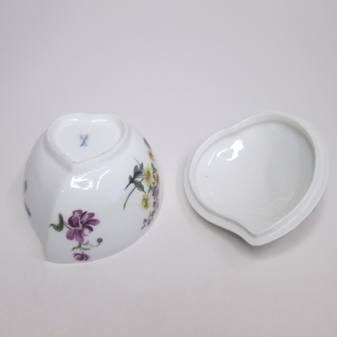 A Meissen porcelain leaf shaped trinket box with cover.  Date;19th century Size; height 9.5cm - Image 3 of 5