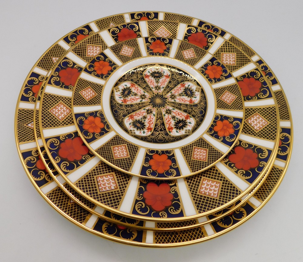 Royal Crown Derby - A collection of Old Imari 1128 plates to include one dinner plate, 1 salad - Image 2 of 3