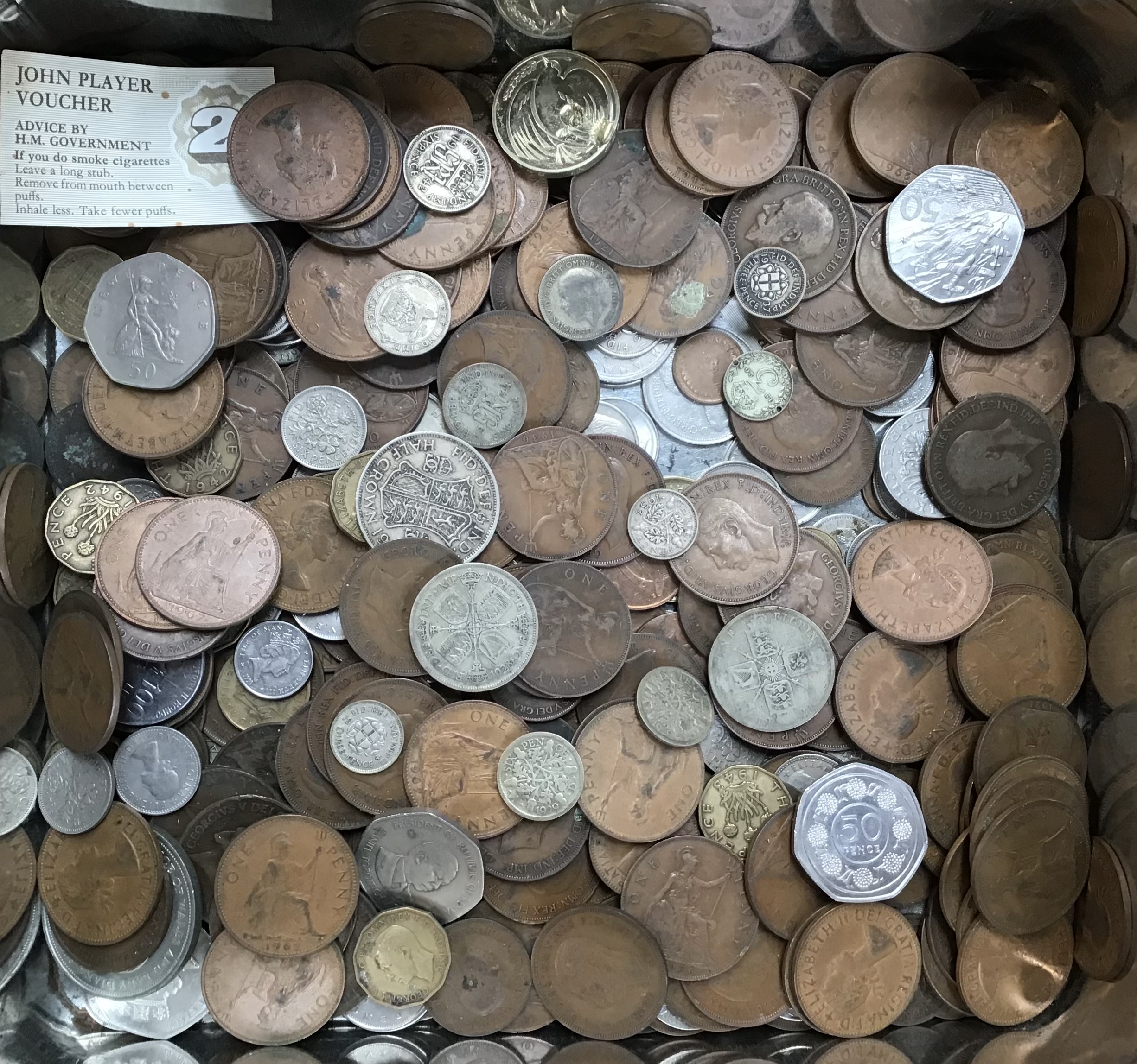 Collection of coins British and World Coins in one Tin. Includes Pre 47 Silver Coins. - Bild 2 aus 3