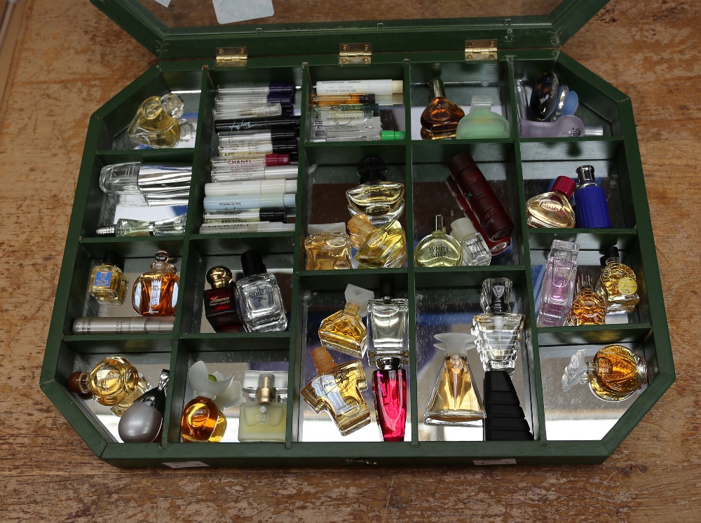 A collection of various miniature perfume bottles and samples, to include Boucheron, Yves Rocher, - Bild 2 aus 7