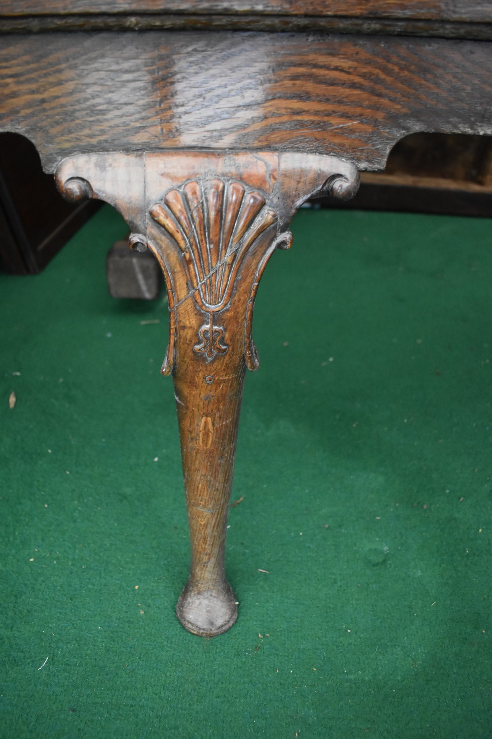 A George III oak dresser with three drawers to base with brass ornaye handles, cabriole legs with - Image 2 of 5