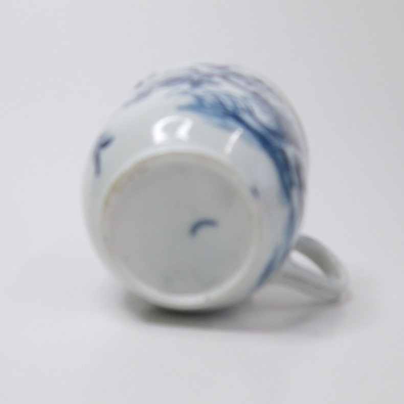 A Worcester blue and white coffee cup painted with the prunus root pattern. Circa; 1760-70 - Image 4 of 4