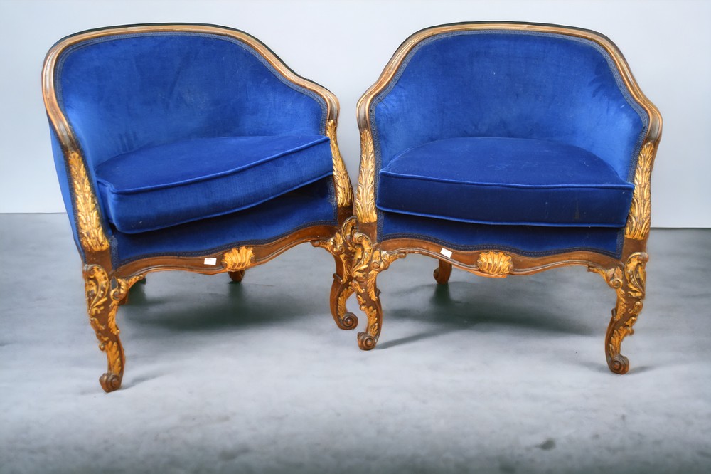 A mid 20th Century Louis XV sofa suite in mahogany and dark blue velvet covering with gilt detail, - Bild 4 aus 4
