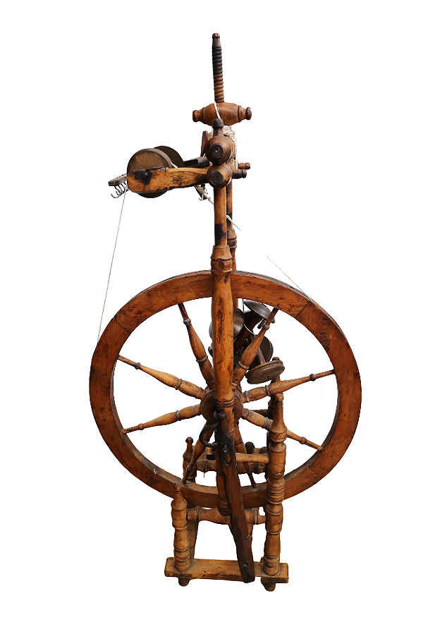 Two antique spinning wheels, a table-top example and a free-standing example. The table-top spinning - Image 2 of 5