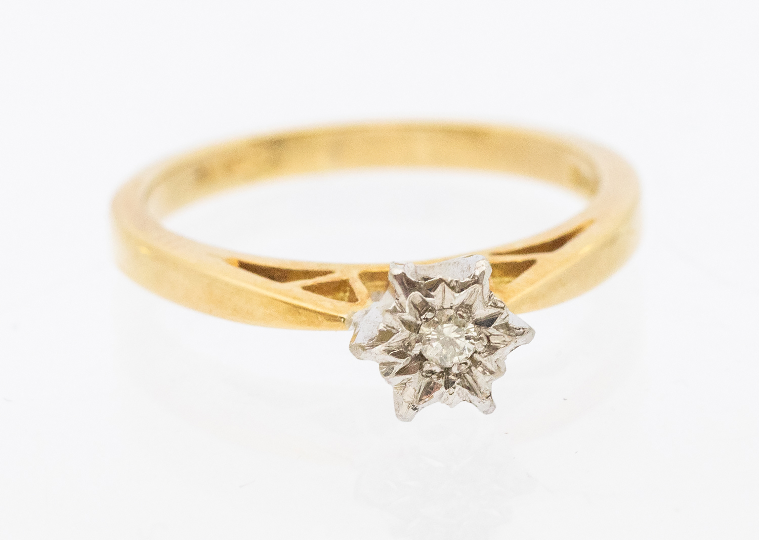 A illusion set diamond 18ct gold ring, size O, total gross weight approx 4gms  Further details: wear