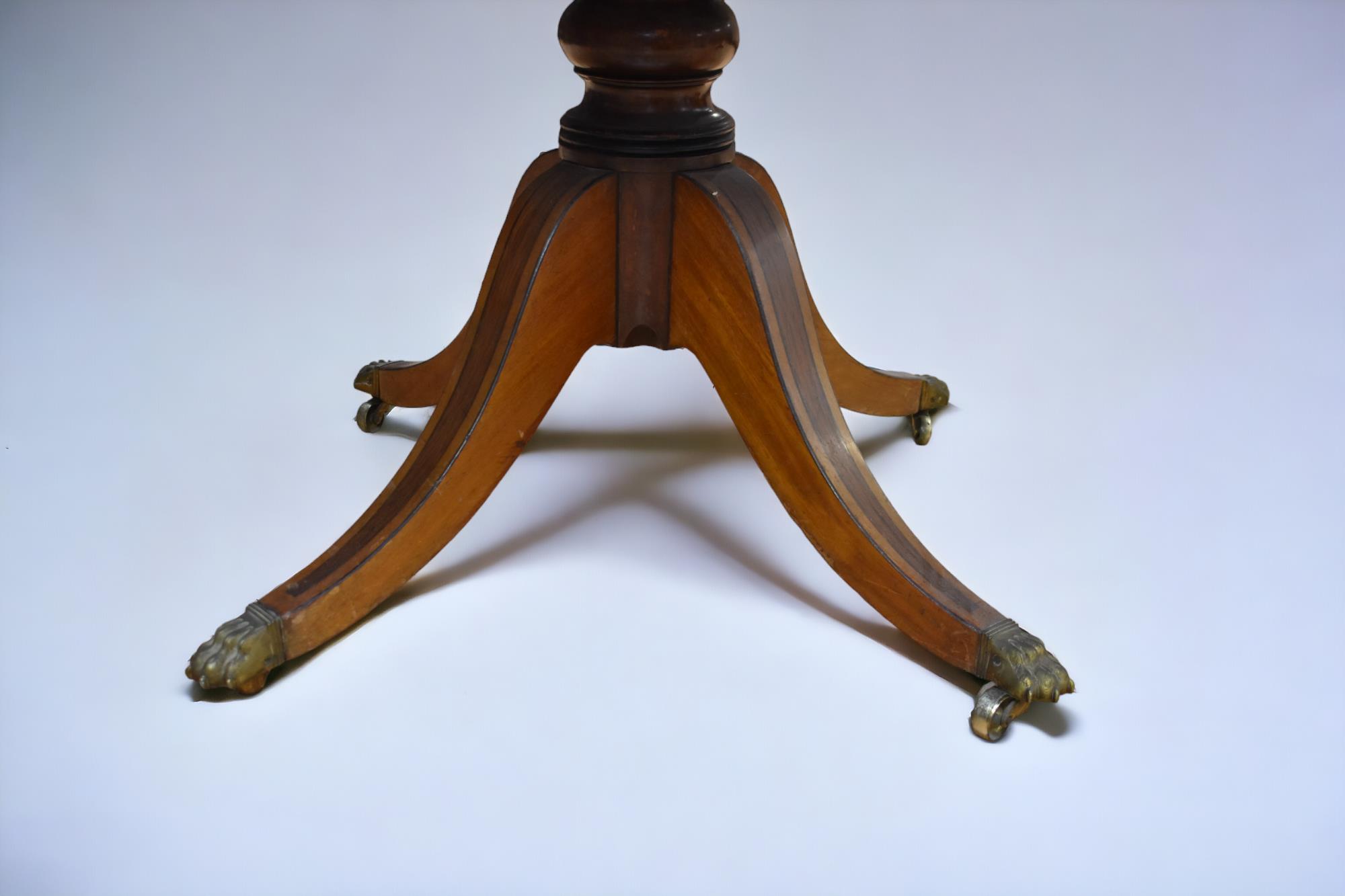 A Regency tilt top table in mahogany - Bild 6 aus 10