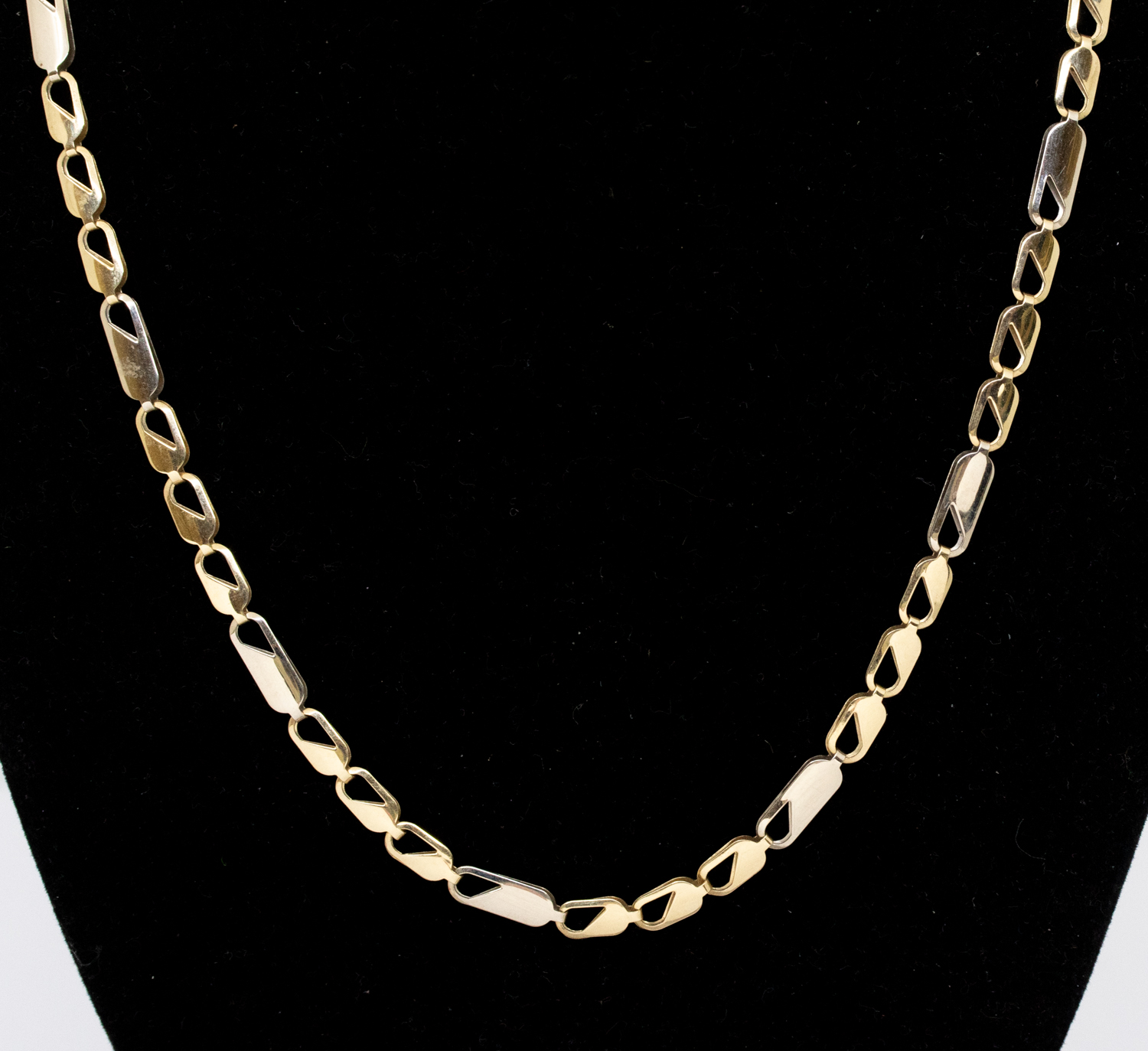 A 9ct gold two tone necklace, comprising alternate elongated links of yellow and white gold, width