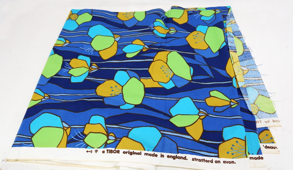 A large remnant in 100% cotton by Tibor of Stratford in the 1970s, the abstract pattern is in a - Image 2 of 4