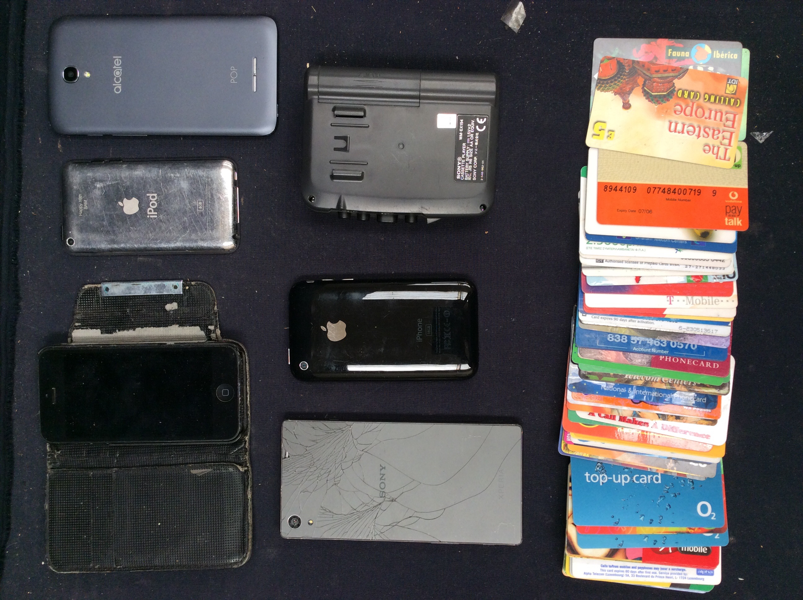 A collection of late 20th Century phone cards, i phones and other mobile phones and Sony walkman. - Bild 2 aus 2