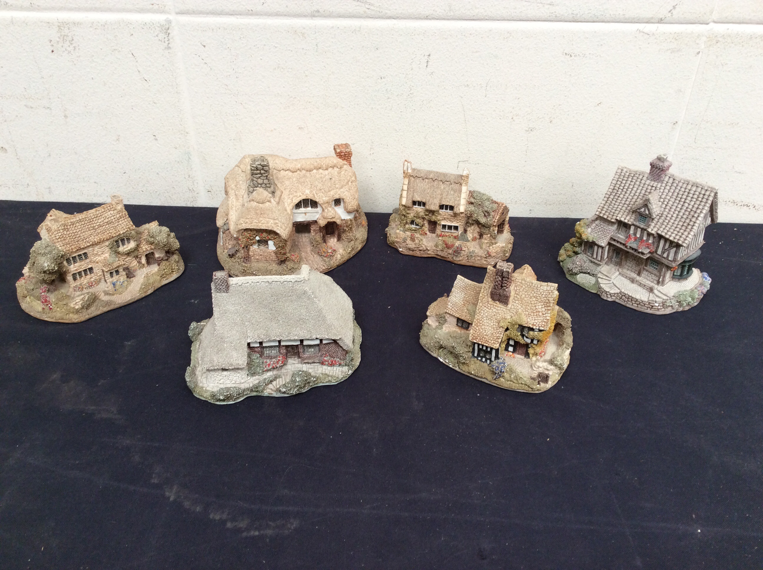 A collection of six Lilliput Lane figurines to include Holme Dyke, Ostlers Keep, Micklegate