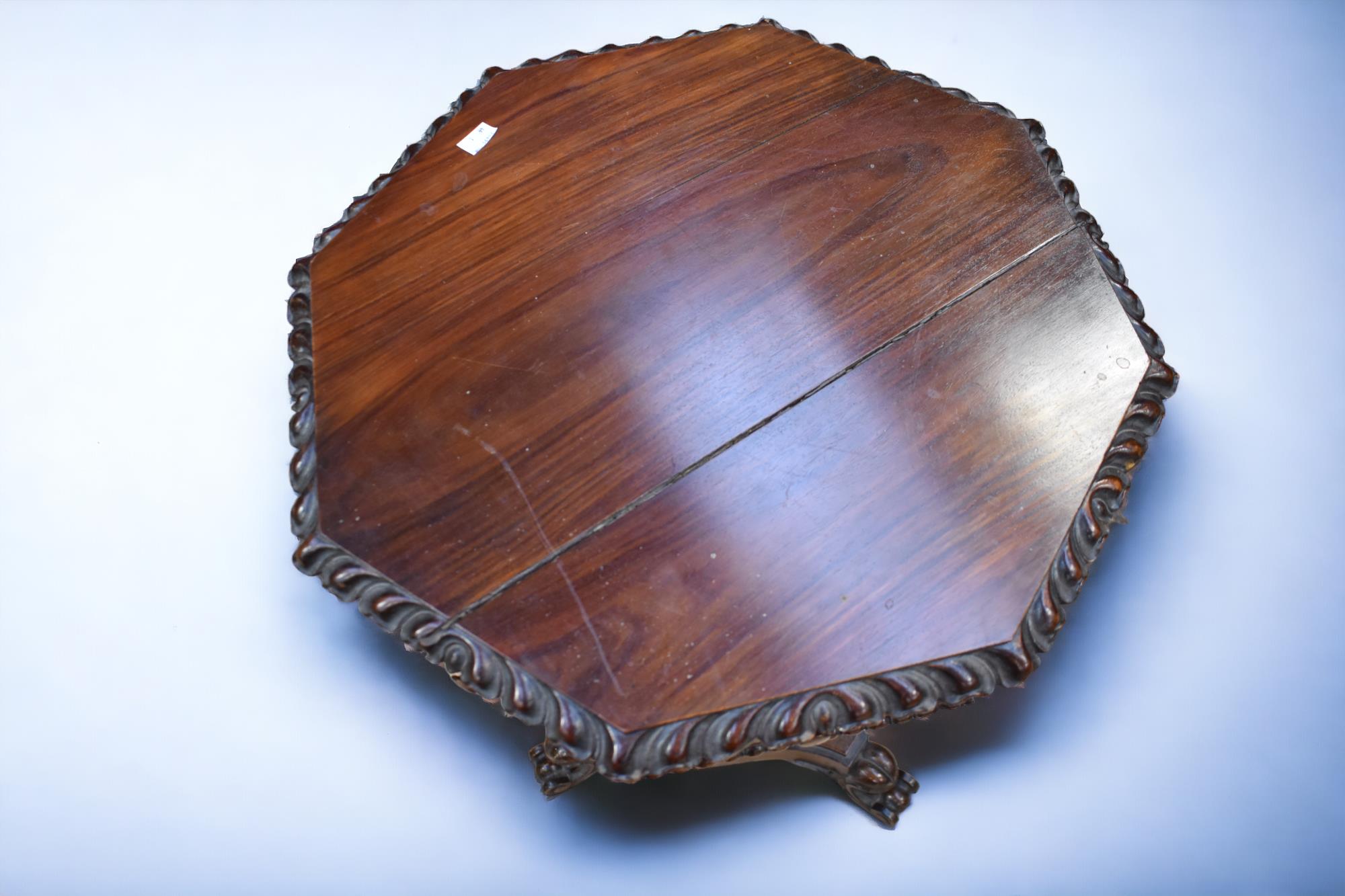 An octagonal occasional table on tripod feet, in mahogany, crack to top, missing one drawer - Bild 2 aus 4