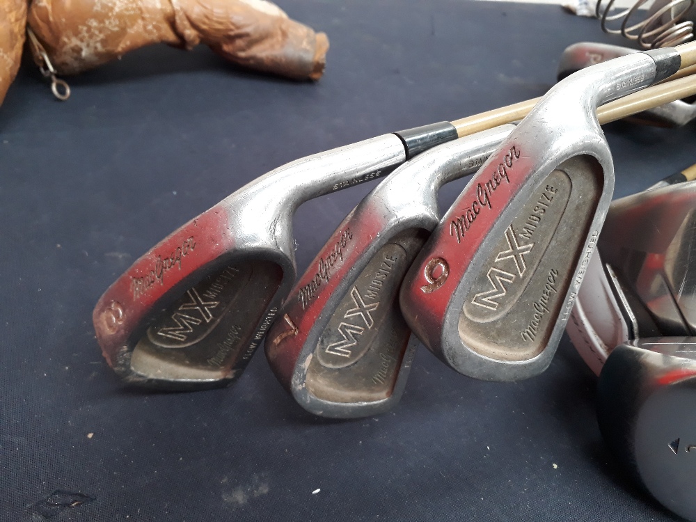 Three sets of golf clubs. - Bild 6 aus 20