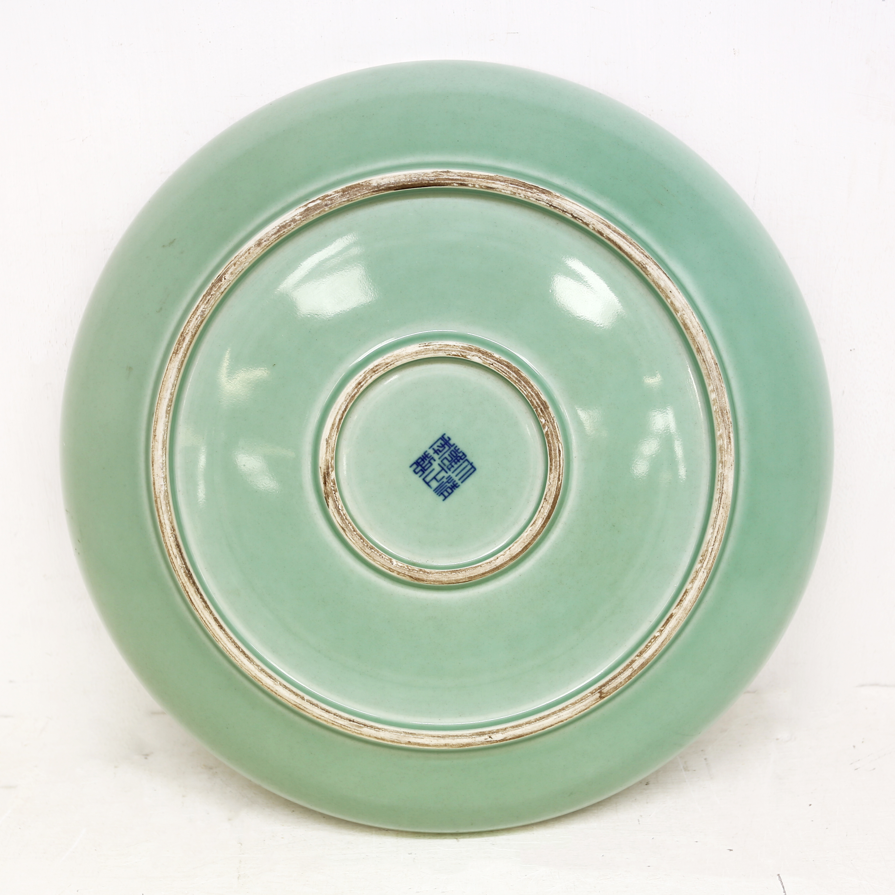 A modern Longquan style celadon carved dish, the centre with four claw dragon, the raised border - Bild 2 aus 3