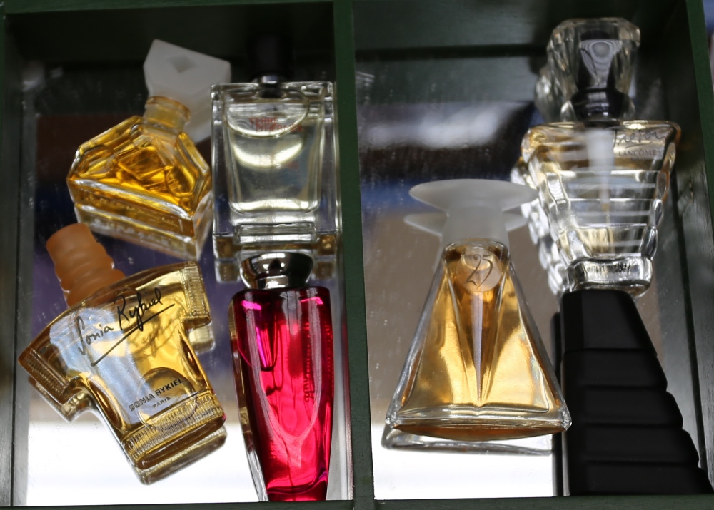 A collection of various miniature perfume bottles and samples, to include Boucheron, Yves Rocher, - Bild 4 aus 7