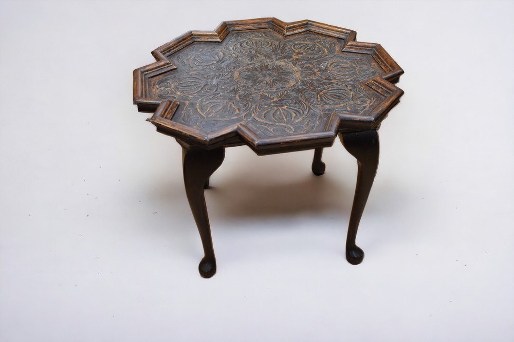 19th Century drum table on tripod base along with a 19th Century carved Indian wine table. - Bild 4 aus 5