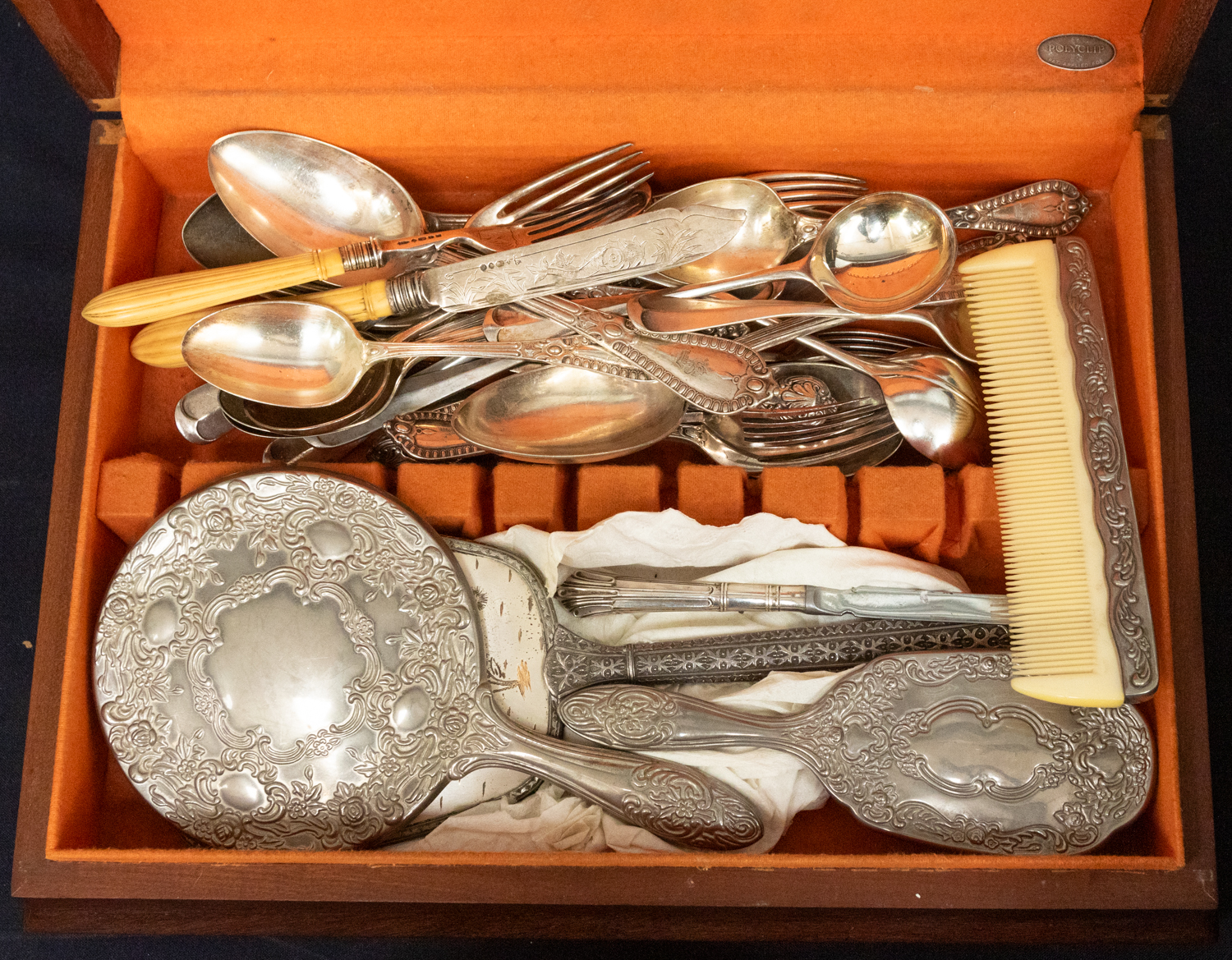 A collection of silver plated wares to include; plated flatwares including spoons, forks, knives - Bild 2 aus 2