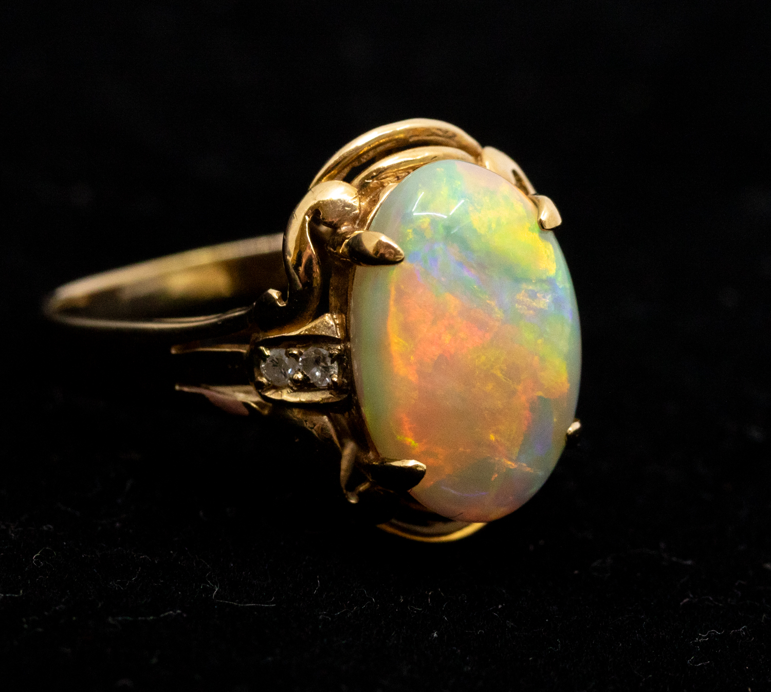 An opal and diamond 14ct gold ring, comprising an oval opal approx 9x9mm, with orange, green and - Image 4 of 5