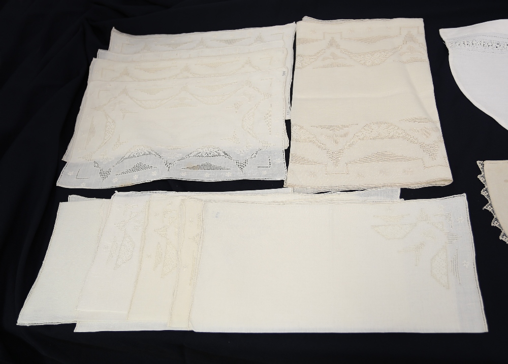 A collection of table linen to include runner, 7 placemats and 8 napkins (1930-35) natural - Bild 2 aus 3