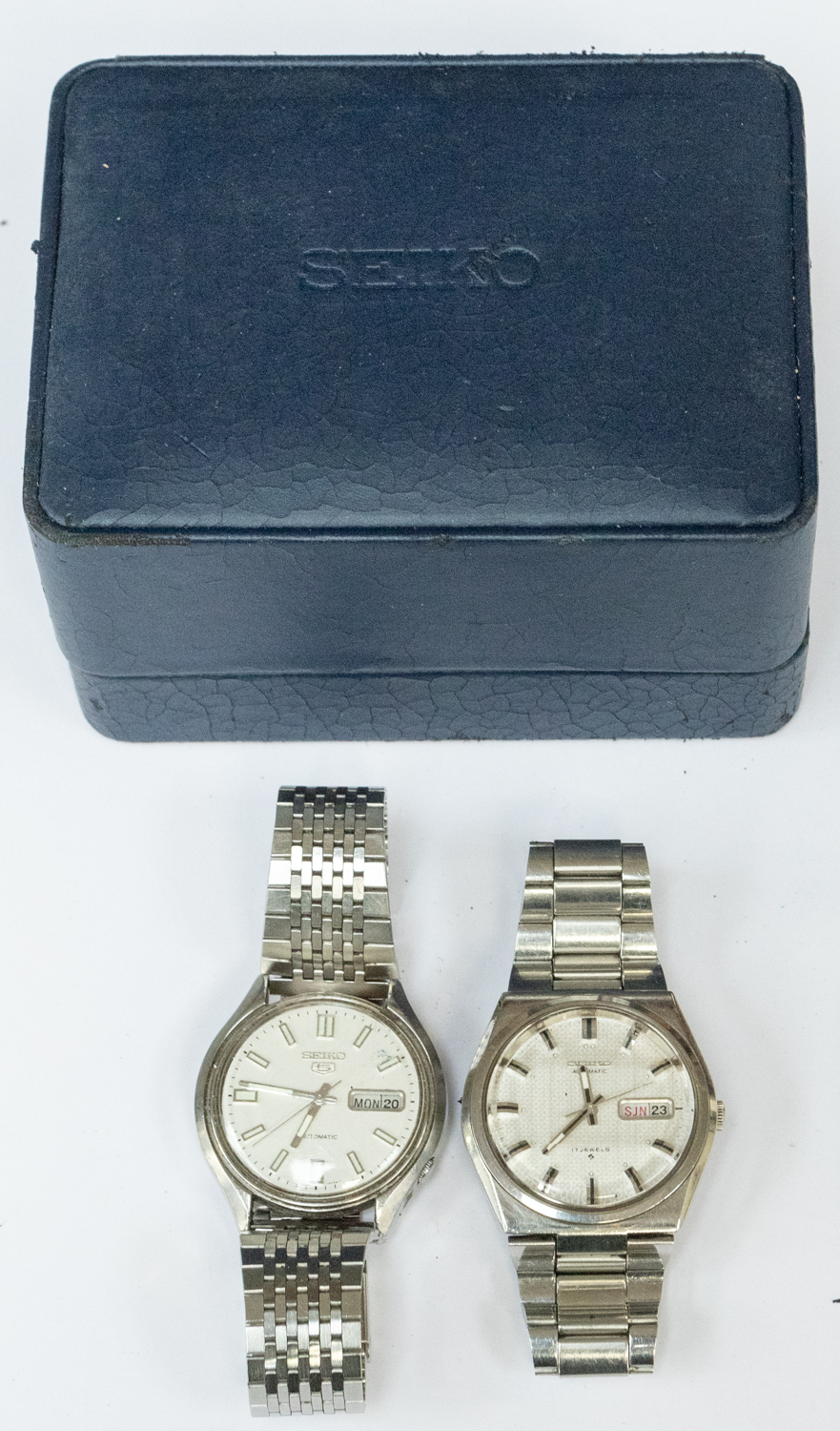 A gents vintage stainless steel cased Seiko automatic wristwatch with white dial, applied luume