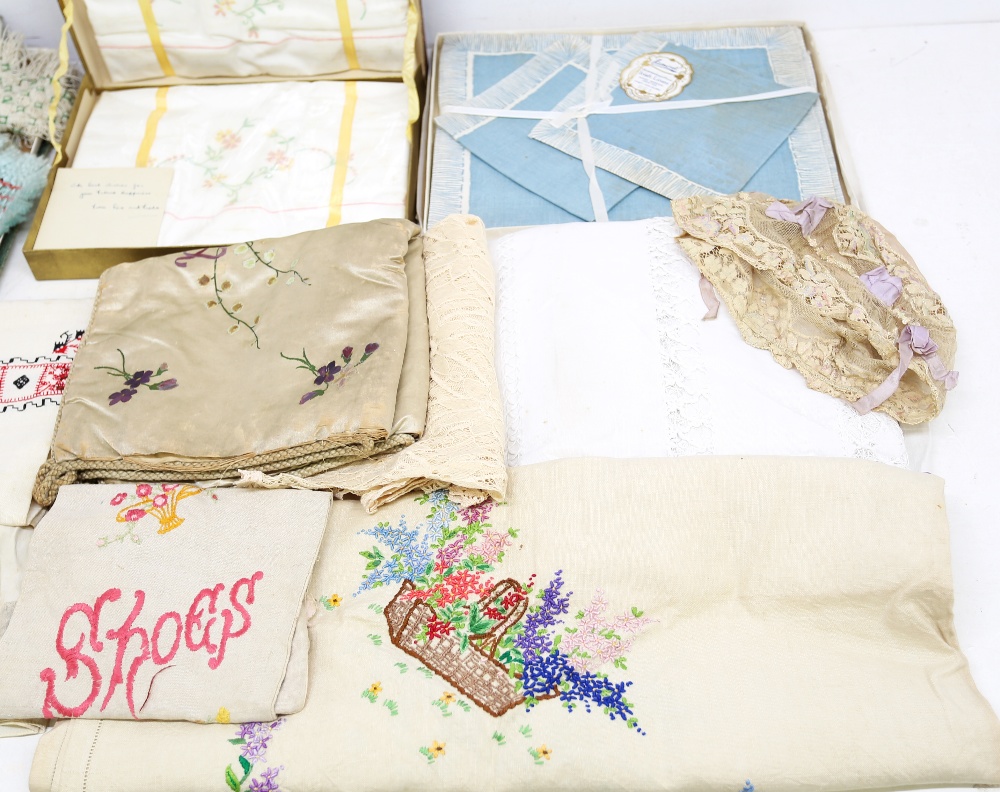 A collection of linen and table wear to include a set of dorma embroidered pillow cases in - Image 2 of 6