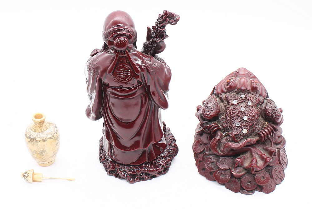 A Chinese bone snuff bottle with Chinese bone and resin figures. - Bild 7 aus 8