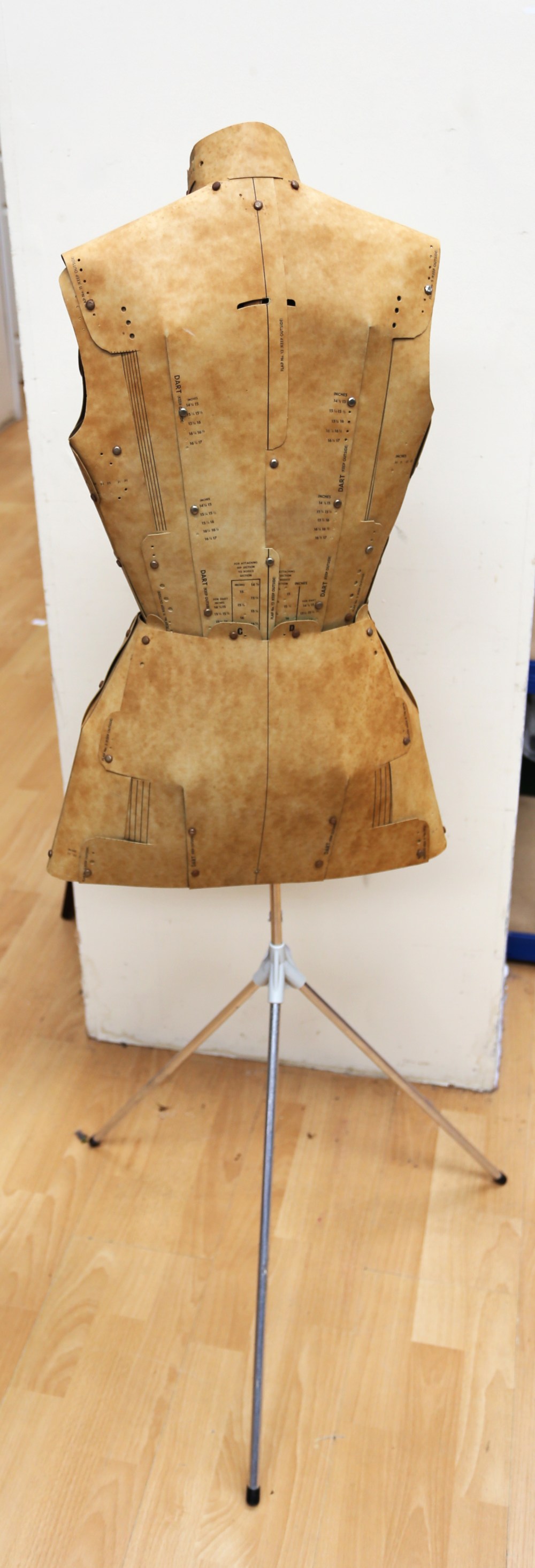 A vintage heavy duty cardboard tailors dummy with measurements printed onto the form, made by - Bild 3 aus 4