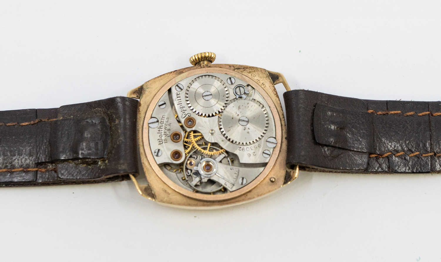 A gentleman's 1940's 9ct gold Waltham wristwatch comprising a signed silvered dial with applied gilt - Image 3 of 4