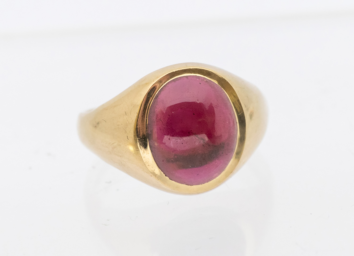 A garnet and 9ct gold dress ring, comprising an oval cabochon cut garnet approx 1x9mm, size R, total