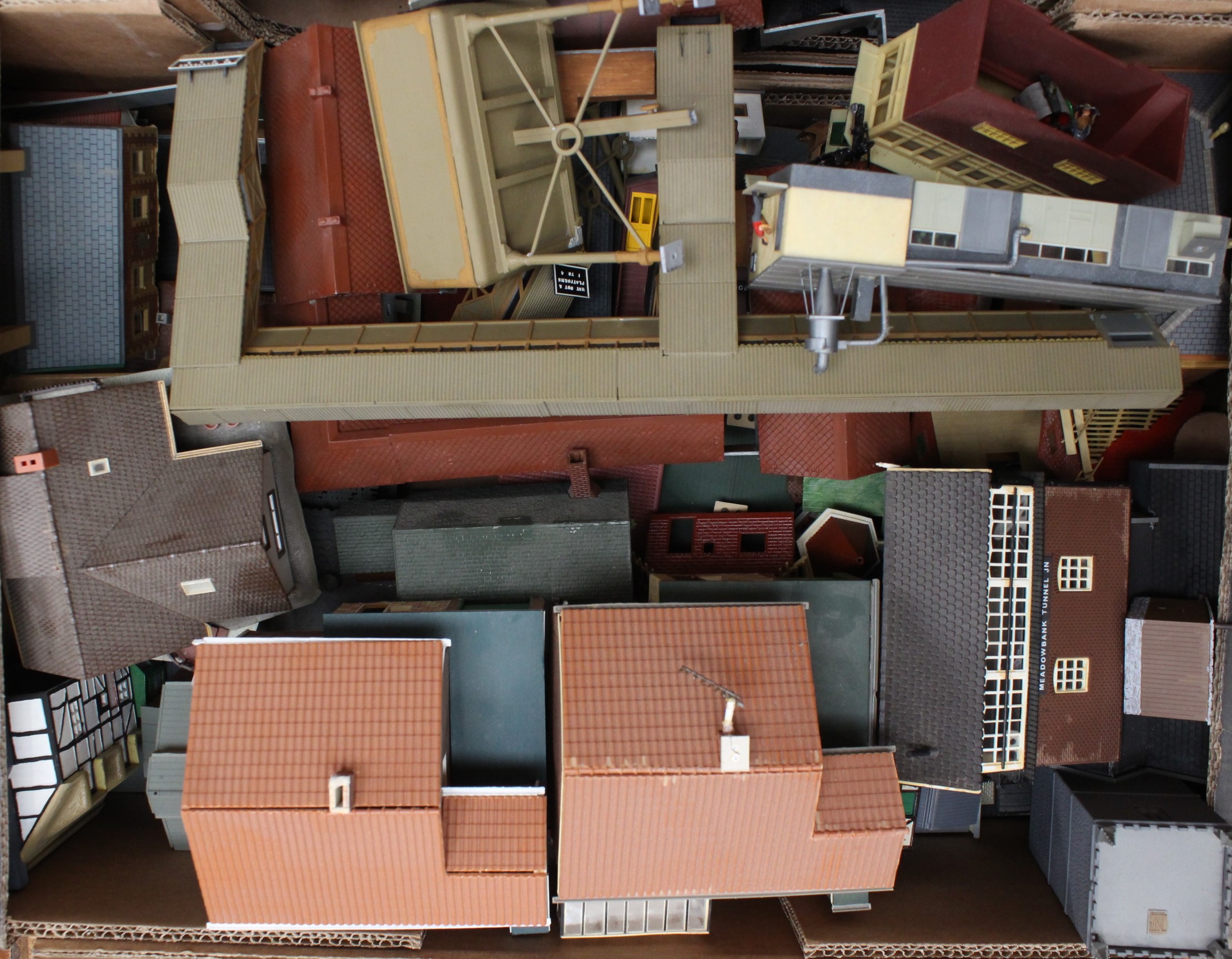 Model Railway: A collection of assorted model railway buildings and trackside accessories and - Image 3 of 4