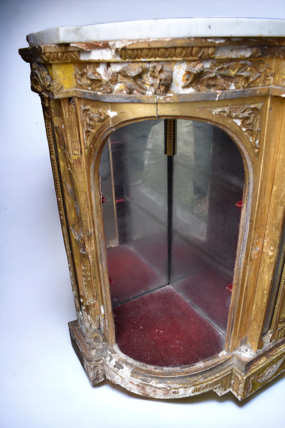 A large 19th century, gilded credenza, having marble top and mirror back, significant losses, - Bild 3 aus 6