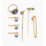 A collection of early 20th century jewellery to include a paste set 9ct gold bar brooch with later