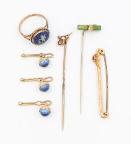 A collection of early 20th century jewellery to include a paste set 9ct gold bar brooch with later