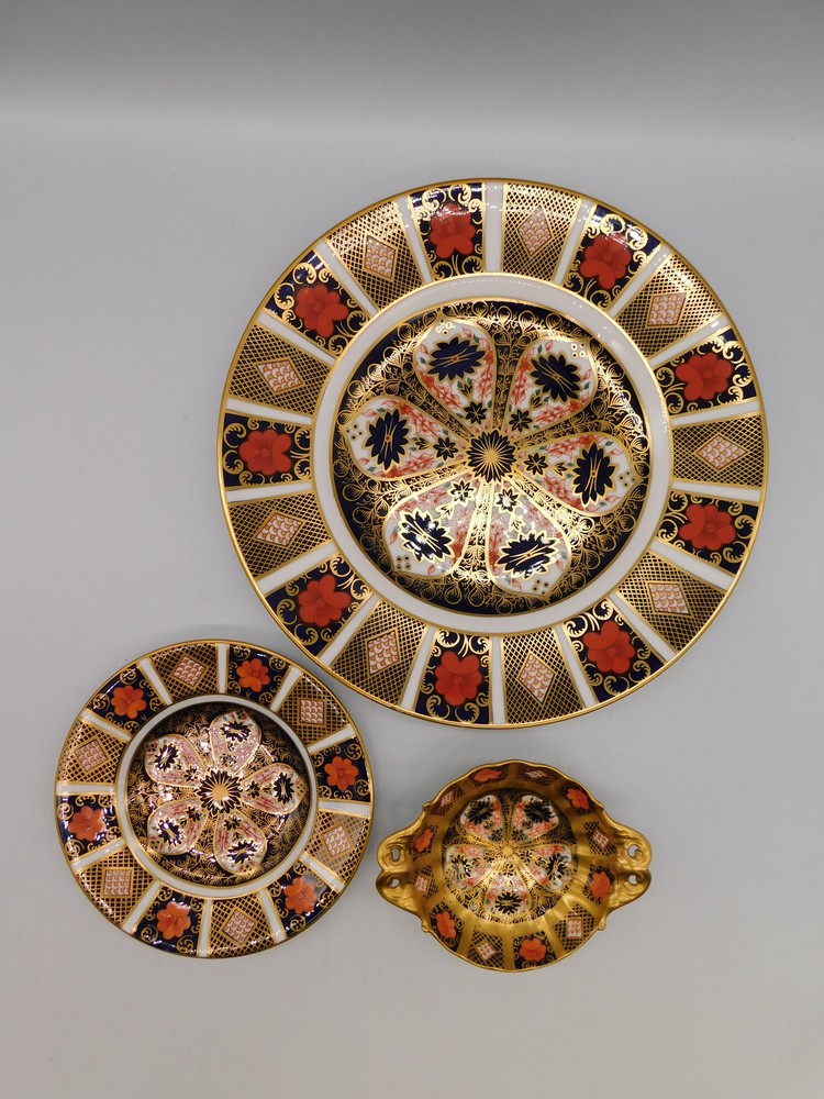 Royal Crown Derby 1128 Imari 10 1/2" plate 2nd quality, along with a 6" plate and 1128 pin dish. - Image 2 of 3