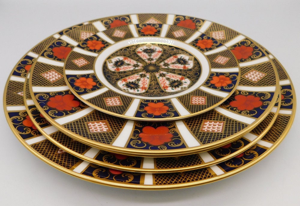 Royal Crown Derby - A collection of Old Imari 1128 plates to include one dinner plate, 1 salad