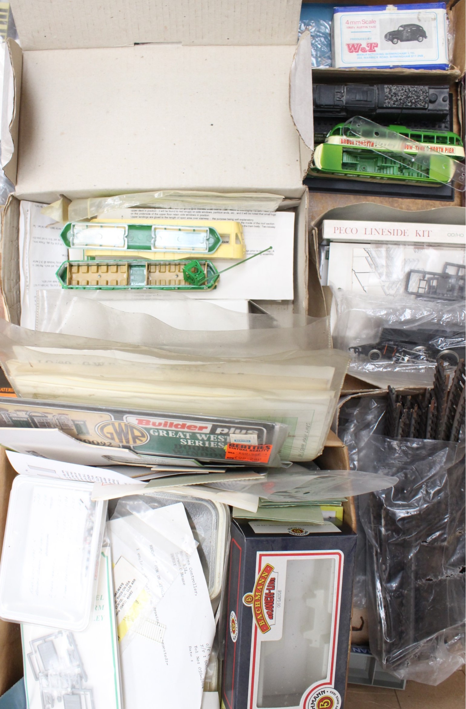 Model Railway: A good collection of assorted used and unused model railway accessories, figures, - Bild 6 aus 6