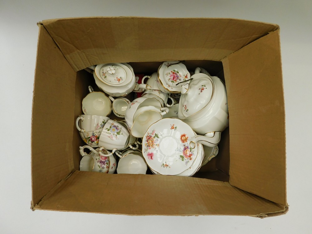 Royal Crown Derby - A ''Posies'' Tea Service including cups, saucers, teapot, plates, coffee pot - Bild 2 aus 2
