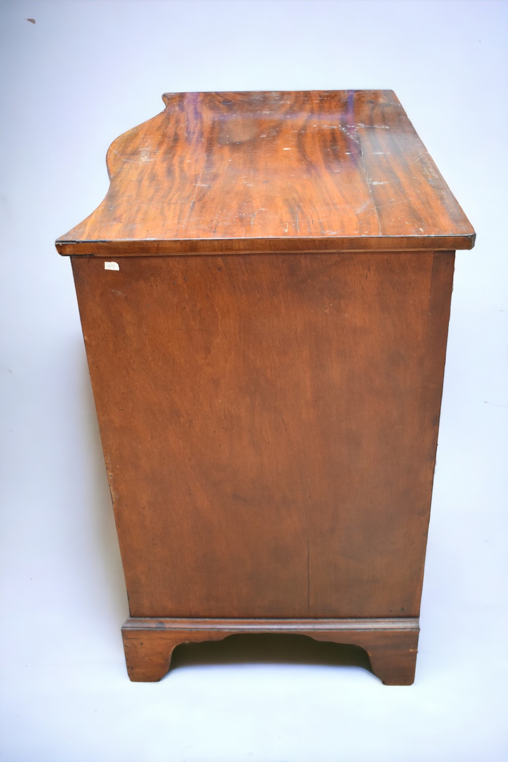 A Georgian serpentine-fronted chest of drawers in mahogany, with condition issues - Image 3 of 6