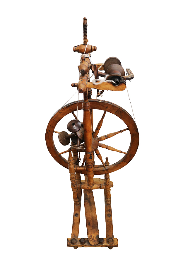 Two antique spinning wheels, a table-top example and a free-standing example. The table-top spinning - Bild 3 aus 5