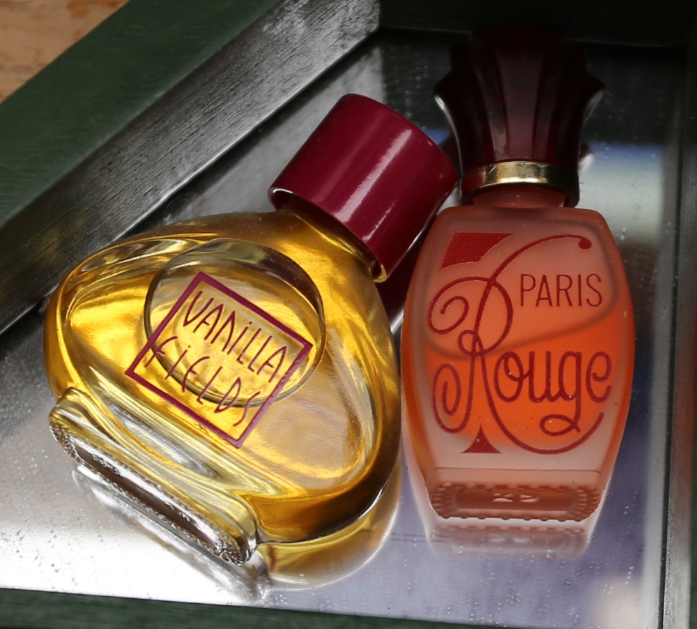 A collection of thirty-nine miniature and sample perfume bottles and samples, comprising vintage and - Image 7 of 8