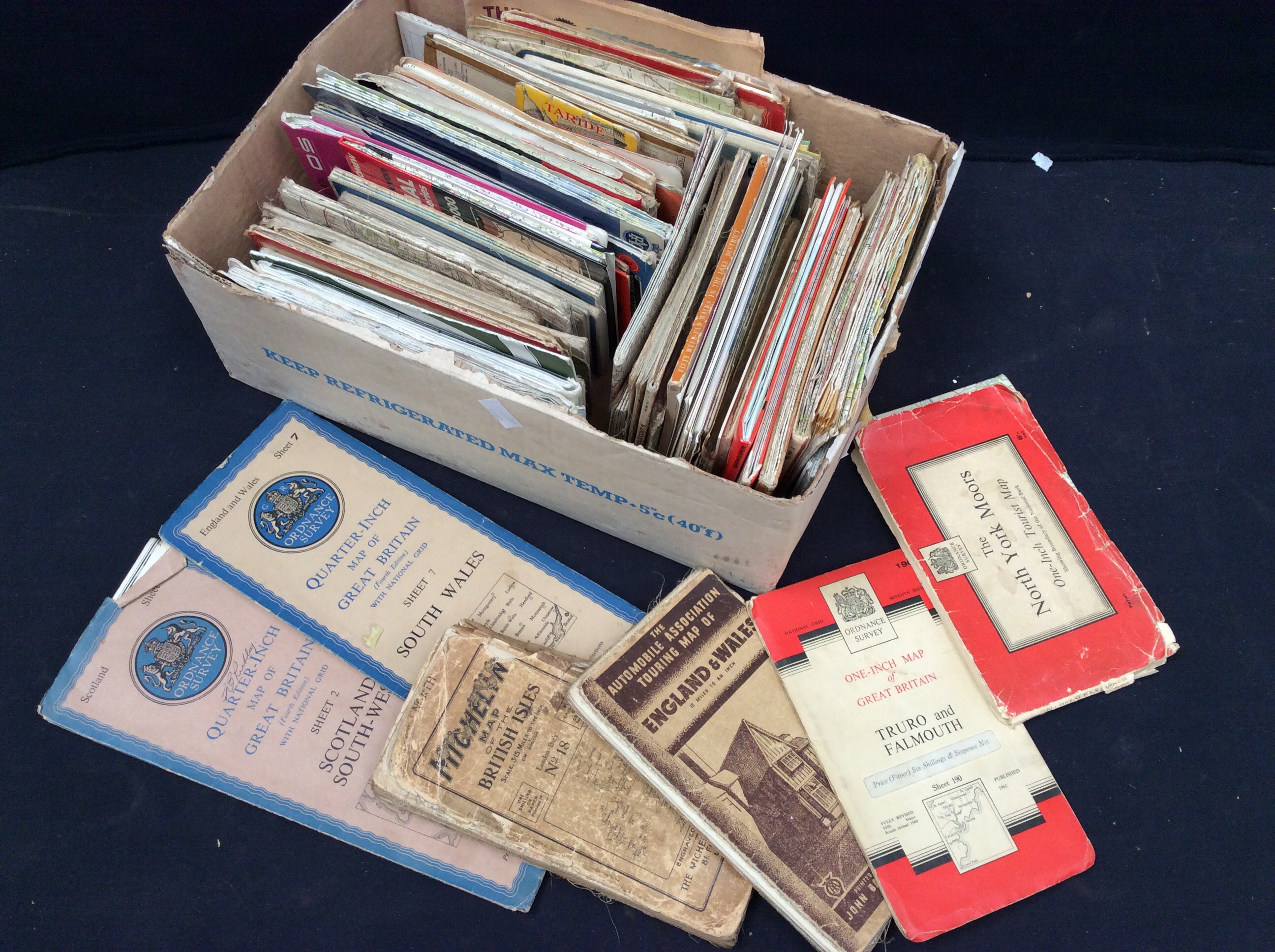 A collection of vintage road maps and a child's wooden train. - Bild 3 aus 3