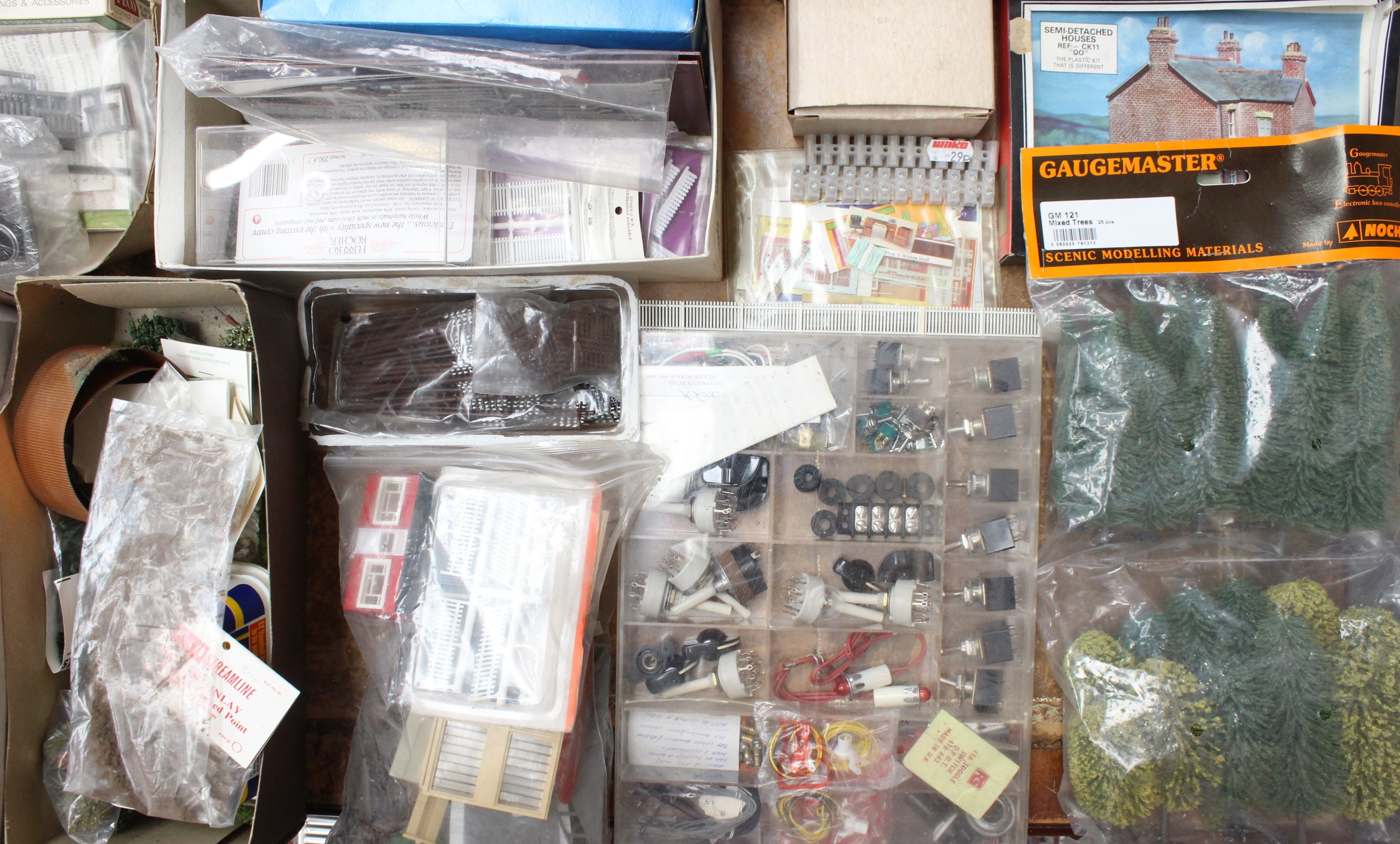 Model Railway: A good collection of assorted used and unused model railway accessories, figures, - Bild 5 aus 6