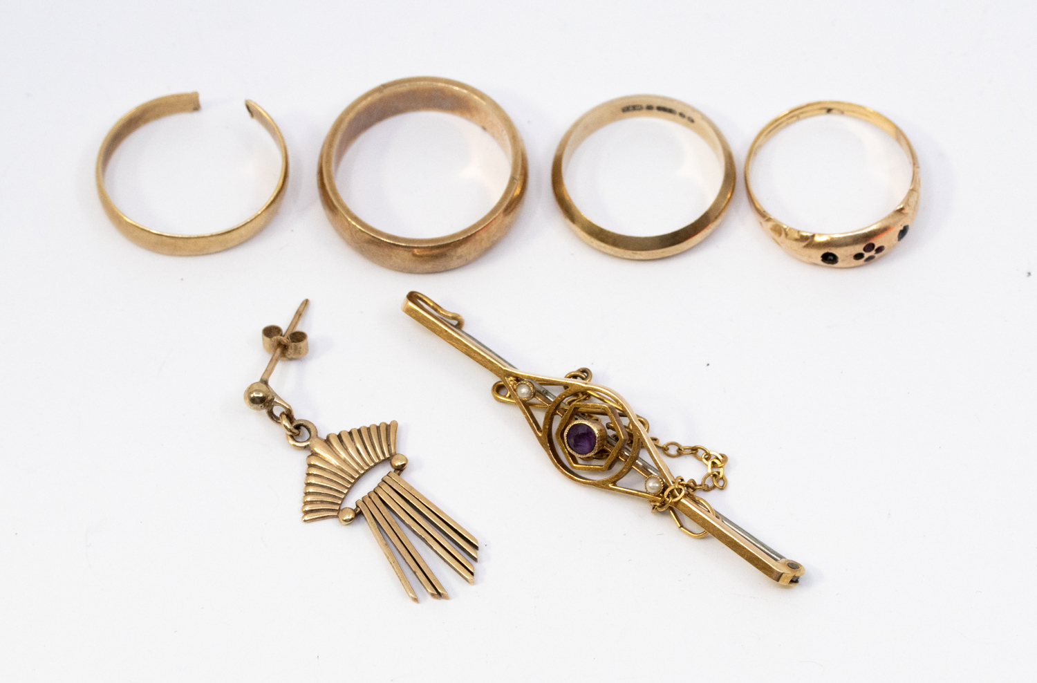 A collection of gold jewellery to include  amethyst and pearl set 15ct gold bar brooch, length